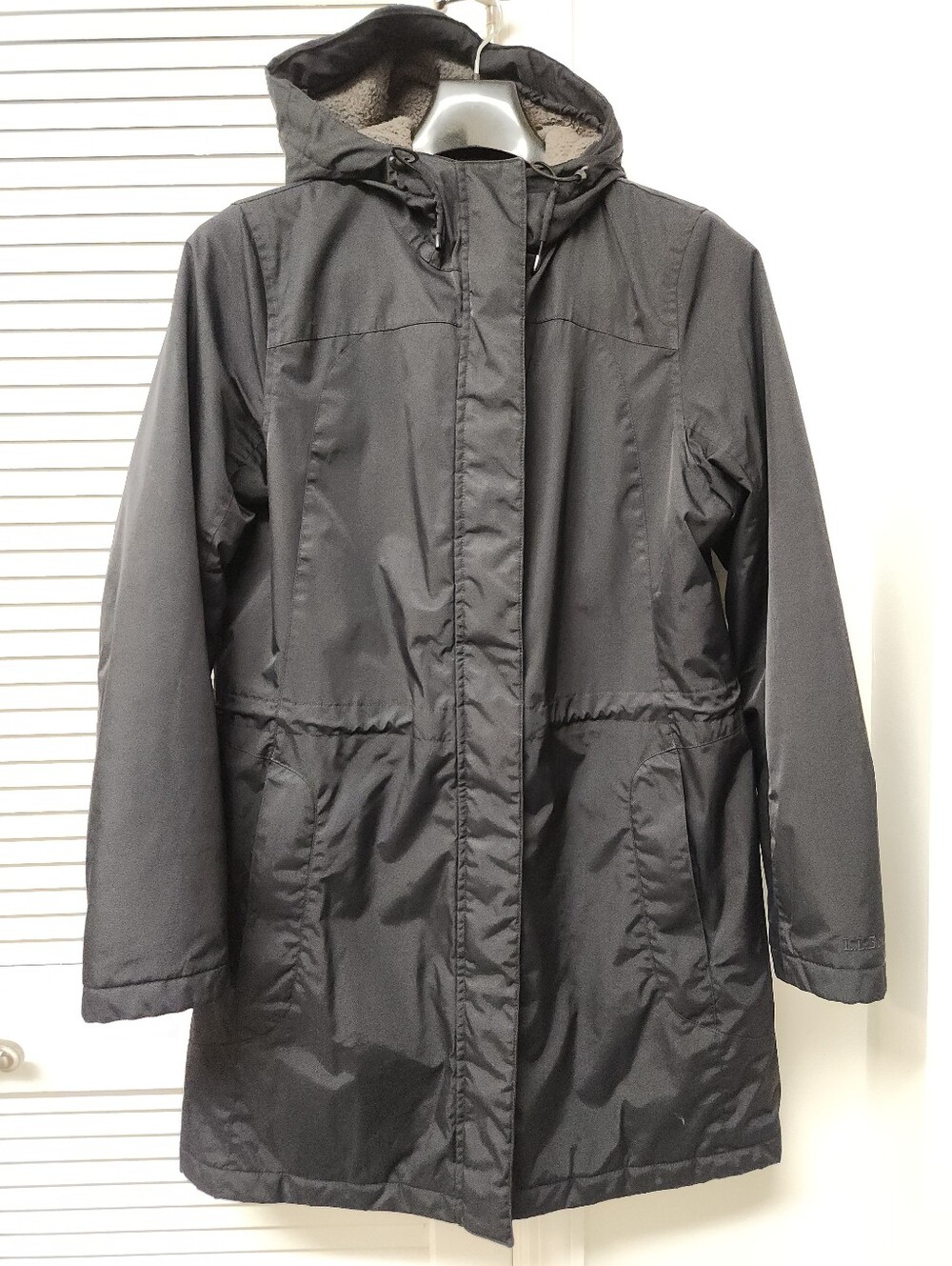 L.l. Bean Womens Black Hooded Winter Coat - Insulated Parka Size Medium.